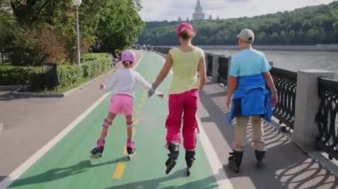 Anne ve çocuklar rides silindir scates 