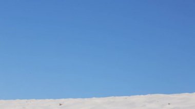 kum üzerine yürüyen kadın 