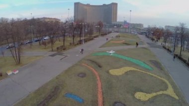 Drone parkta çiçek tarhları üzerinde uçar 