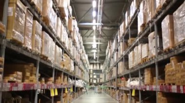 Ambar içinde birçok karton kutular raflara