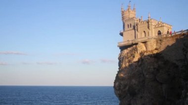 Kale kırlangıçlar Nest cliff üzerinde