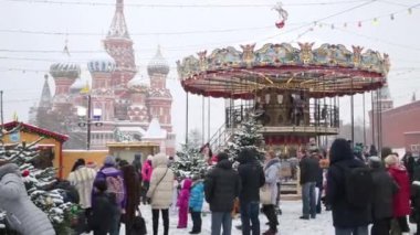 Noel Fuarı'nda yürüyen insanlar 