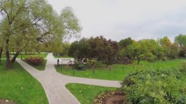 Sokaklar ve renkli yeşillik bitkilerle 