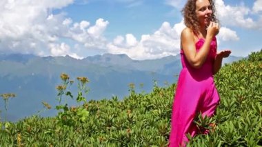 Dağlarda güzel kadın