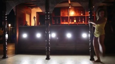 Ahşap sütunlar dans kadın 