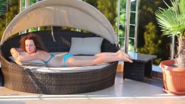 Mayo gülümseyen kadın aittir