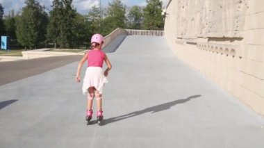 Paten süren küçük kız. 