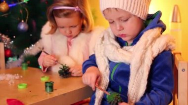 Küçük oğlan ve kız koniler boya 