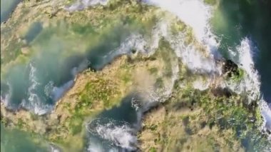 Su akışı kayadan düşüyor 