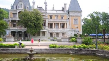 Güzel Massandra Palace gölet ve menekşe.