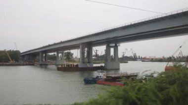 Köprü ve bir sürü Nehri kıyısında İnşaat vinçleri