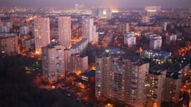 Geceleri birçok ışık ile büyük şehir