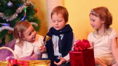 Üç çocuklar Noel ağacı yakın 