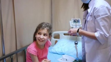 Doktor electroencephalograph kişiler kulaklara giderir.