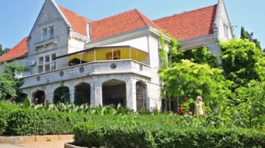 Garden'da yürüyen genç kadın 