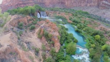 Büyük Kanyon Panoraması ile birkaç şelaleler 