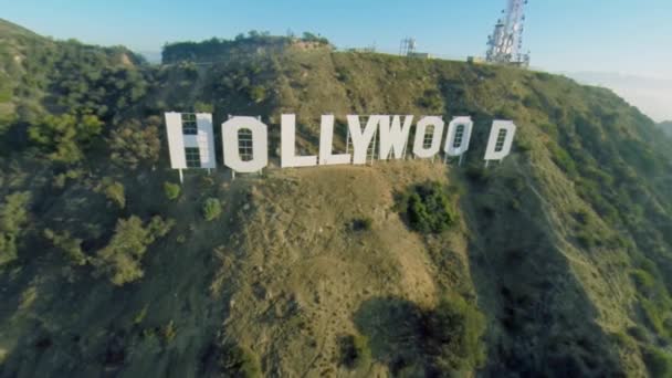 Znak Hollywood i wieża komunikacyjna — Wideo stockowe