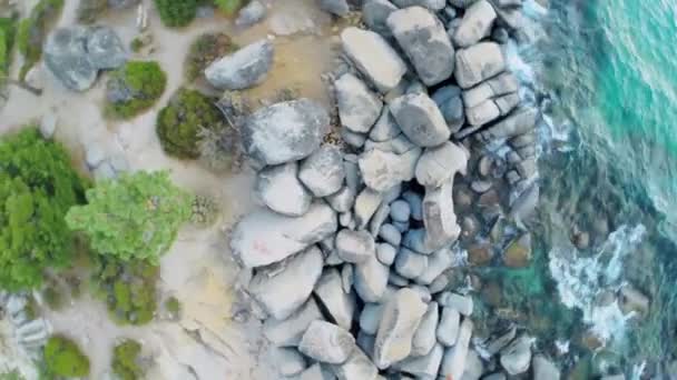De oever van het meer van Tahoe met veel stenen — Stockvideo