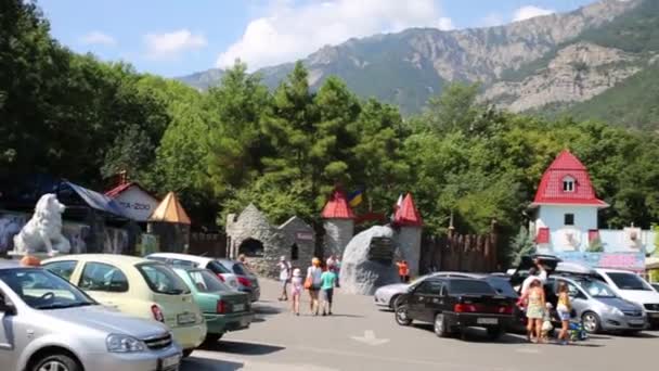 Großer Parkplatz des Zoos skazka mit Autos — Stockvideo