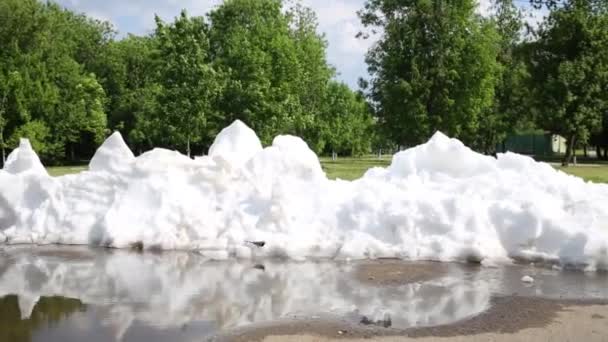 Schmelzender weißer Schnee auf dem Bürgersteig — Stockvideo
