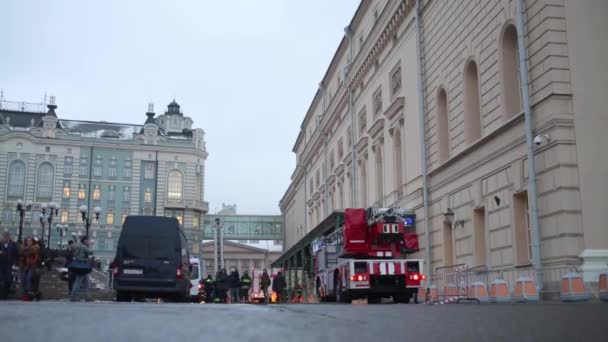 Cars and people near Bolshoi Theater — Stock Video