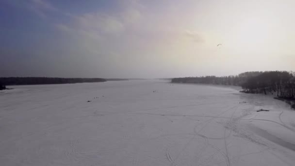 Mann fliegt mit Fallschirm über Fluss — Stockvideo