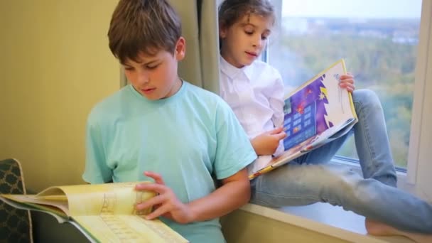 Niño y niña lee libros — Vídeo de stock