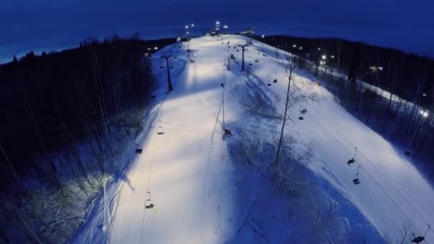 Pente de neige avec les gens et le téléphérique — Video