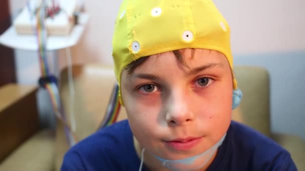 Niño con gorra para electroencefalografía — Vídeo de stock