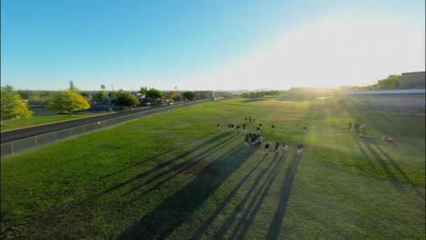 Футбольная площадка со спортсменами, которые тренируются — стоковое видео