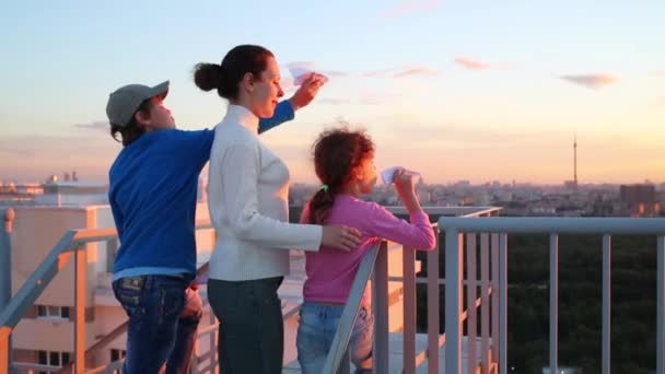 Mère et enfants se tiennent debout avec des avions en papier — Video