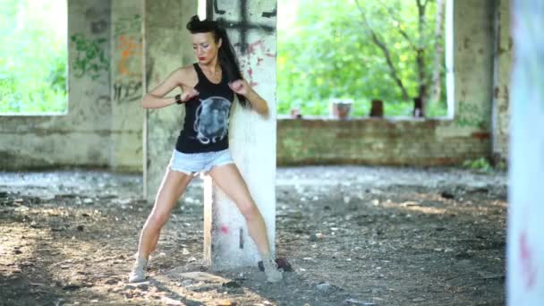 Flickan dansar på kolumn — Stockvideo