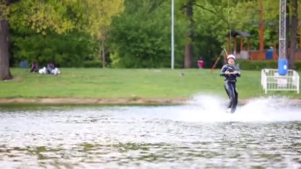 Homem wakeboarder salta durante o treinamento — Vídeo de Stock