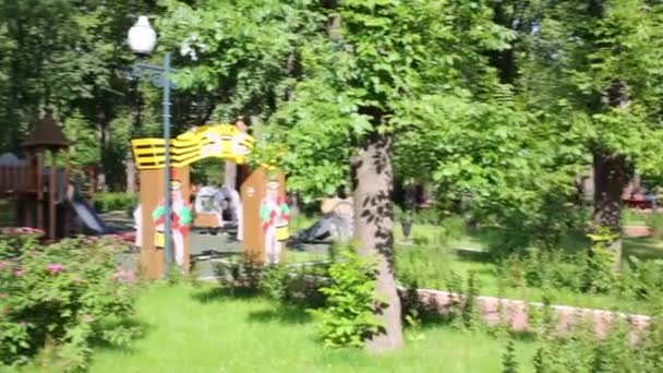Детская площадка в парке — стоковое видео