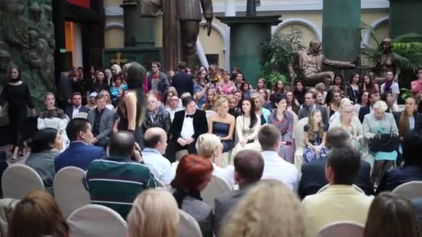 Nikita ve Tatiana Mikhalkov'un moda gösterisi sırasında — Stok video