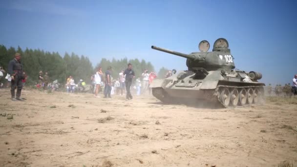 Tanque T-34-85 con inscripción Rudy — Vídeo de stock