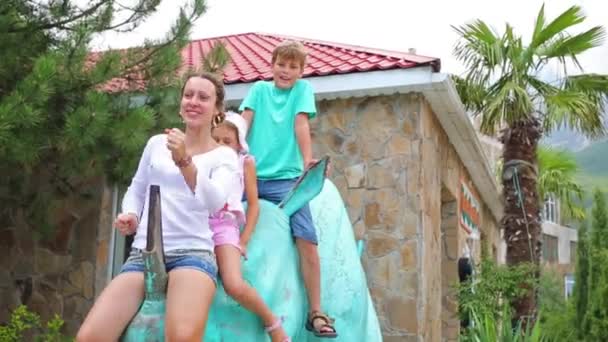 Anne ve çocuk boynuz burun üzerinde bestriding — Stok video