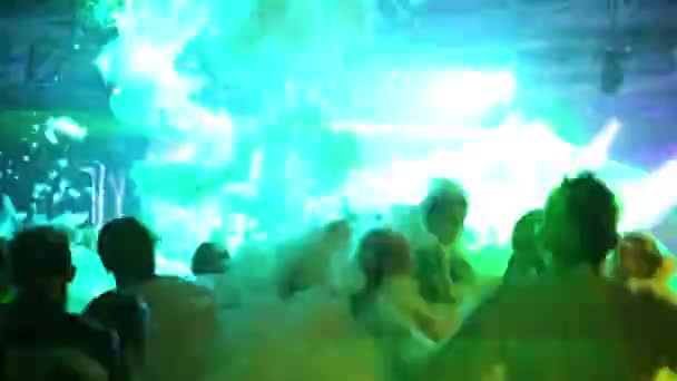 Pessoas se divertindo sob fluxo de espuma — Vídeo de Stock