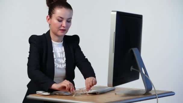 Hermosa chica trabaja con la computadora — Vídeo de stock