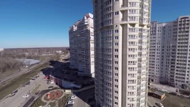 Exterior de casas residenciales altas — Vídeos de Stock