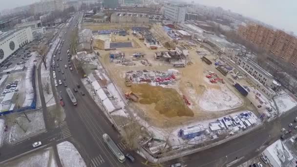 Stadsverkeer in de buurt van bouwplaats — Stockvideo