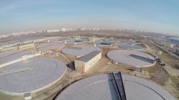 Stadtbild mit Wasseraufbereitungsanlage — Stockvideo