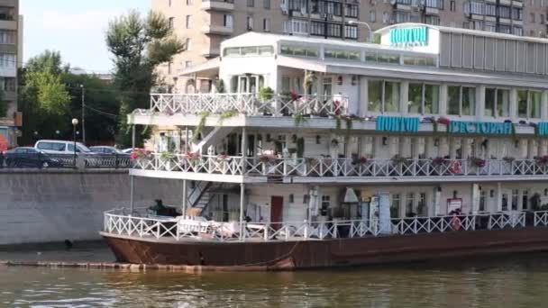 Το εστιατόριο Pontoon αγκυροβολημένο στην προκυμαία Berezhkovskaya — Αρχείο Βίντεο