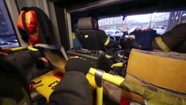 Пожежна служба в машині, очікування виклику — стокове відео