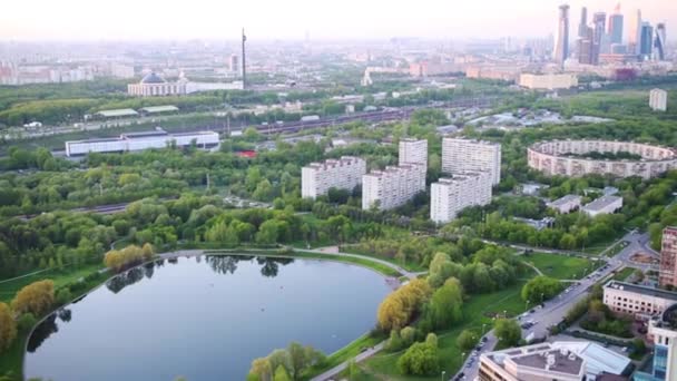 Moskva city affärskomplex med skyskrapor och park — Stockvideo