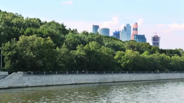 Wieżowce na tle nabrzeże i green park — Wideo stockowe