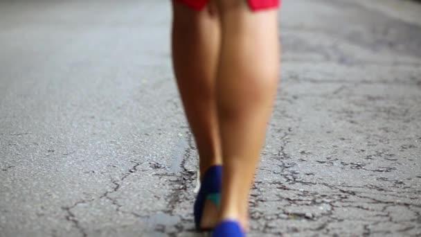 Gambe femminili in scarpe sul tallone alto a piedi — Video Stock