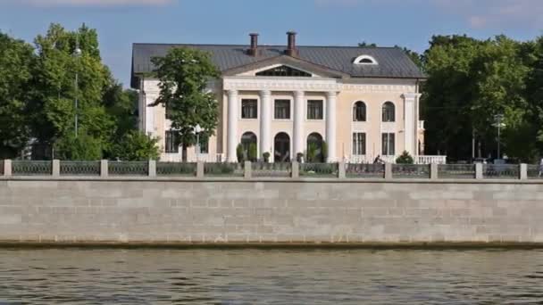 Embankment, house with columns among trees — Stock Video