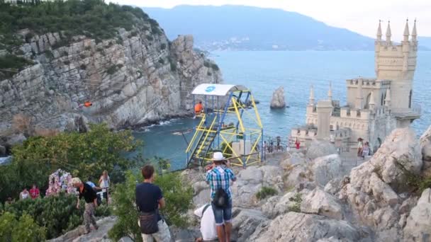 Castle Swallows Nest yakınlarındaki turist — Stok video