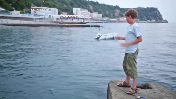 Niño pescando en el mar — Vídeo de stock